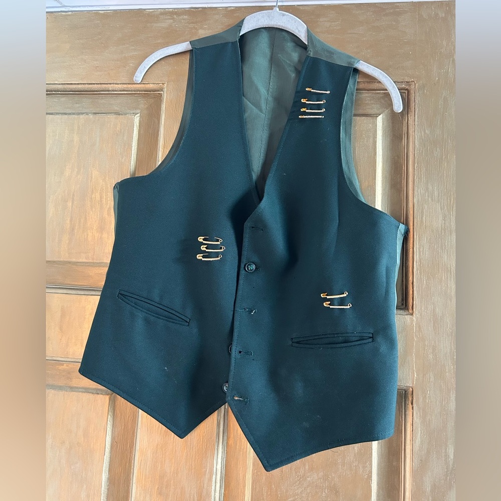 Green vest with safety pin details‎